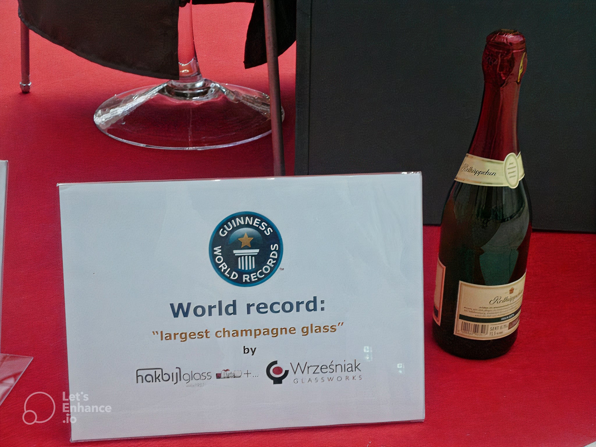 Wrześniak Glassworks Ustanawia Rekord Guinnessa - Największy Na Świecie Kieliszek do Szampana